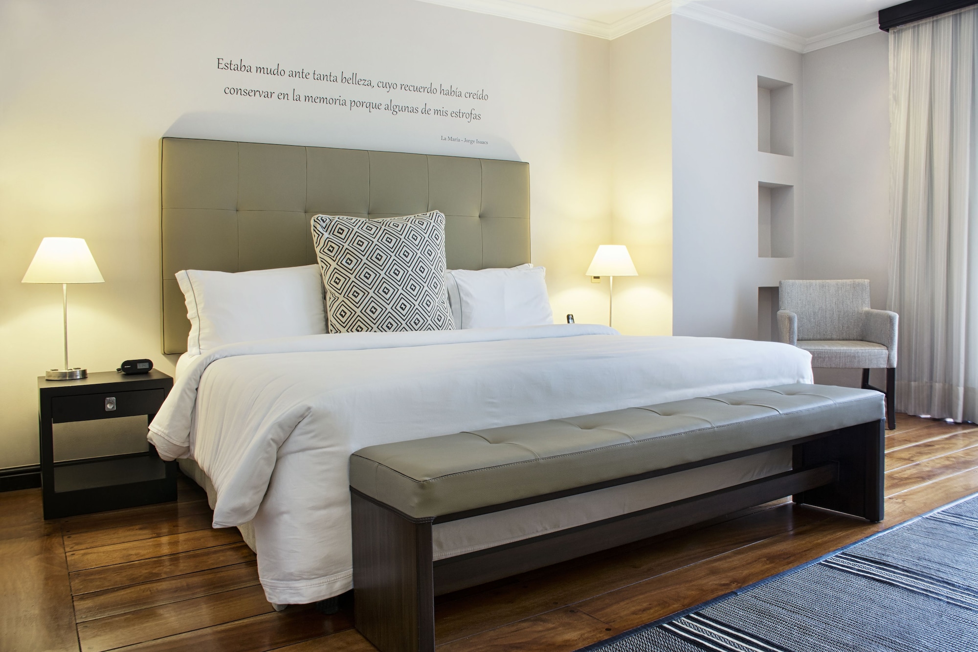 SUITE, KING BED