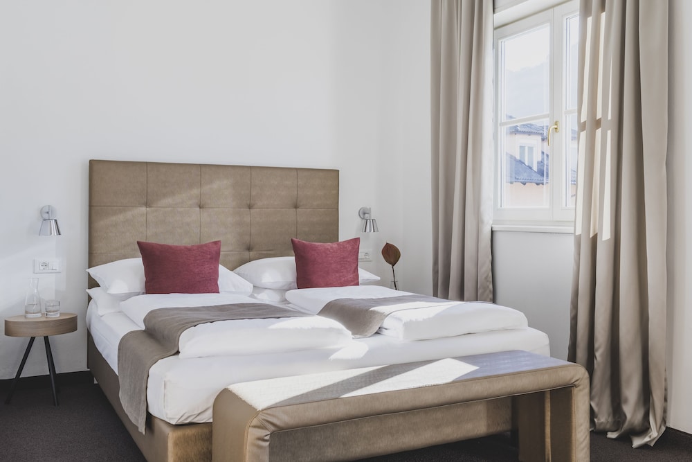 ROOM, DOUBLE BED