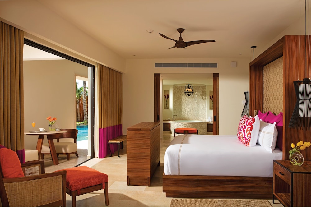 Swim Out, Master, Romance, Suite, King Bed, Ocean Front