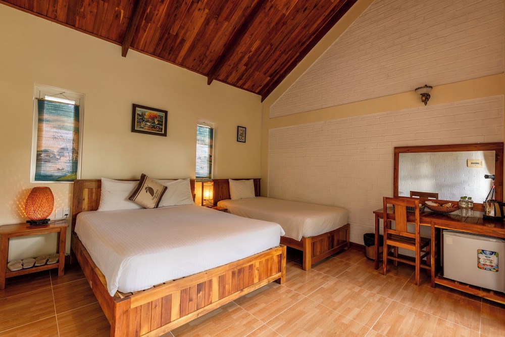 DELUXE, TRIPLE, MULTIPLE BEDS, GARDEN VIEW