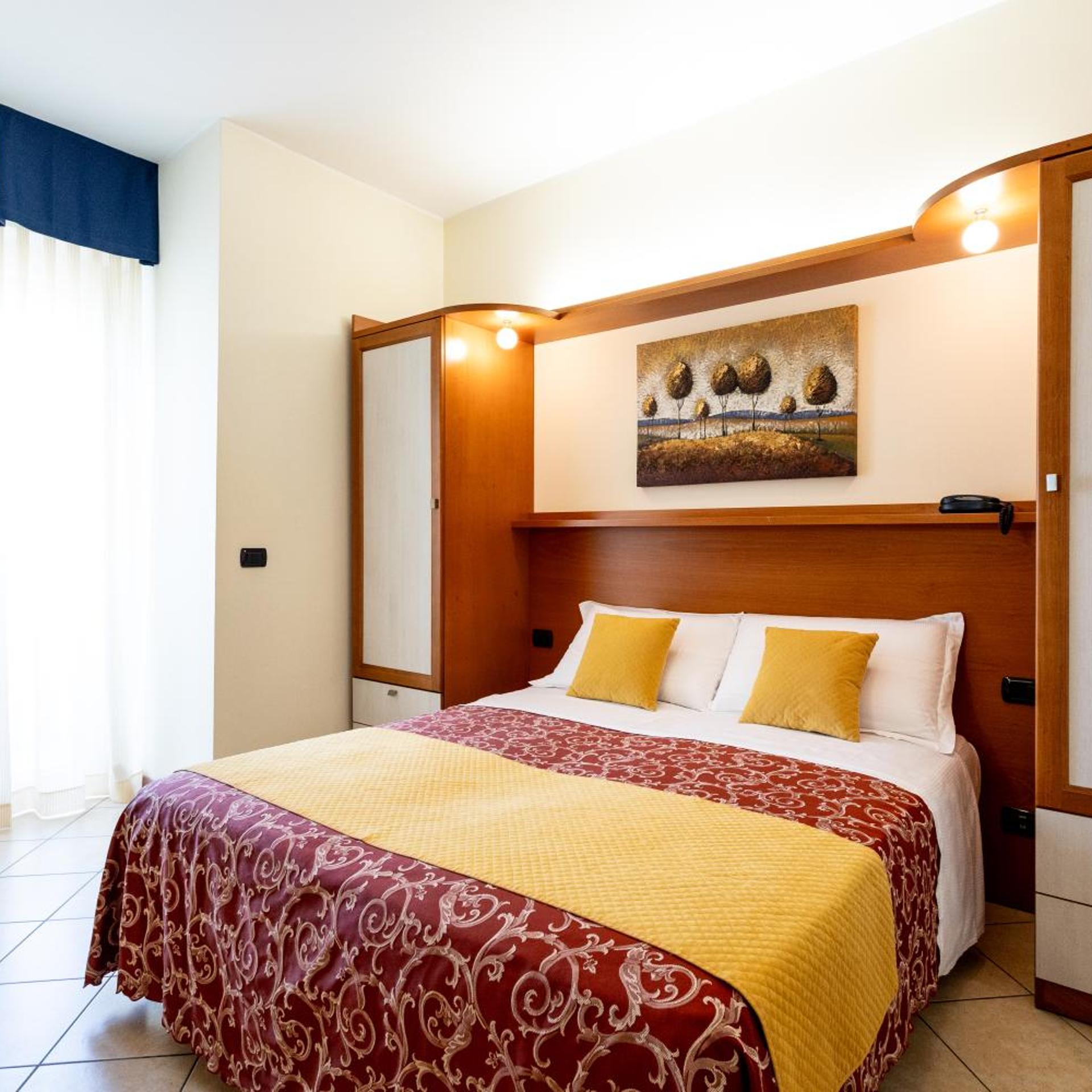 Room, Double or Twin Bed, Lateral Side Sea View