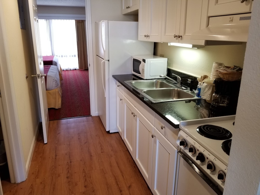 Best Western Ocean Sands Beach Resort 28/35