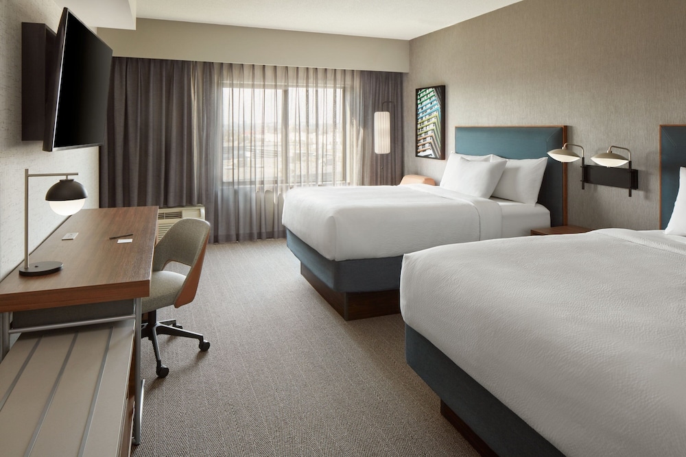 Room at Courtyard Mississauga Airport Corporate Centre West, MISSISSAUGA