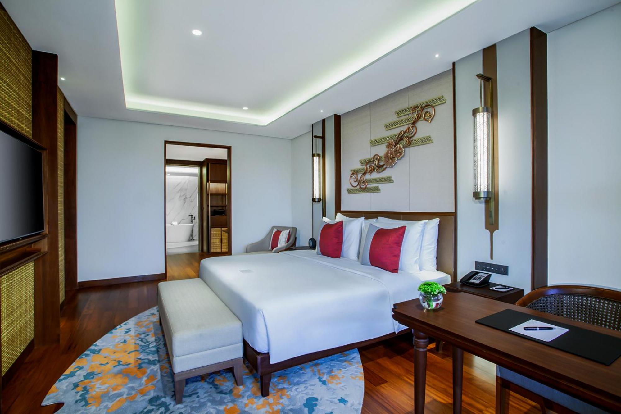 Grand, Mason, Suite, King Bed