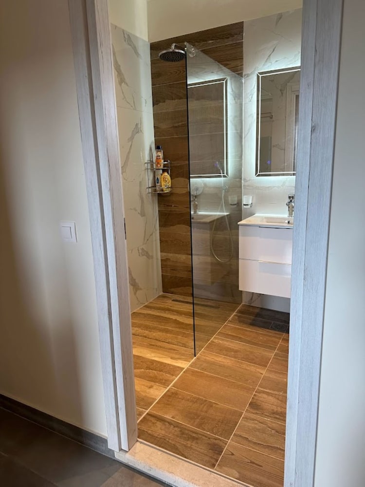 Aqua Luxury Suites 75/76