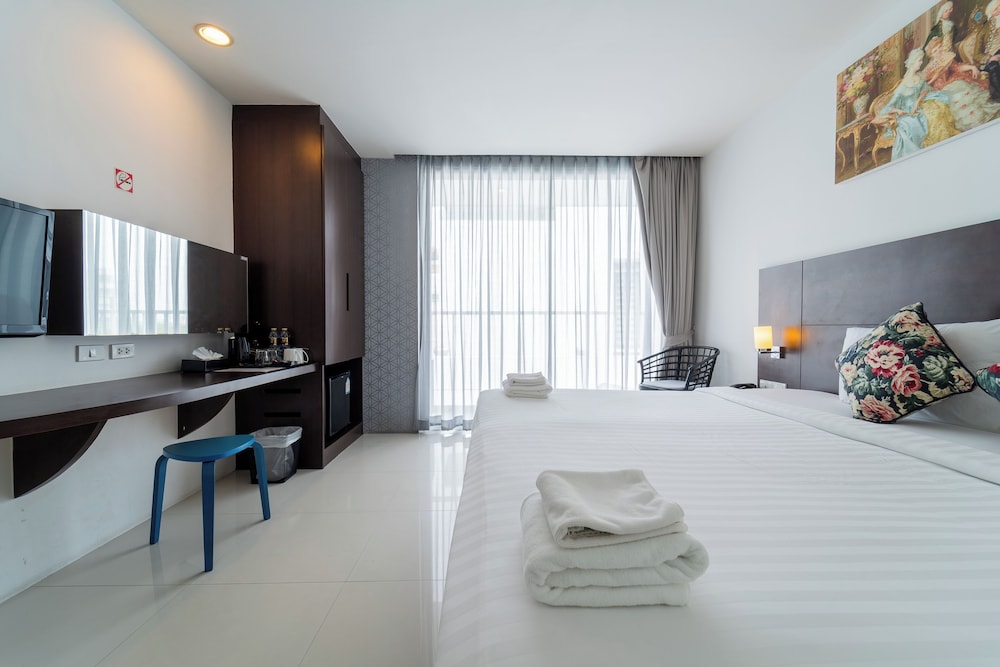 DELUXE, DOUBLE OR TWIN BED, BALCONY