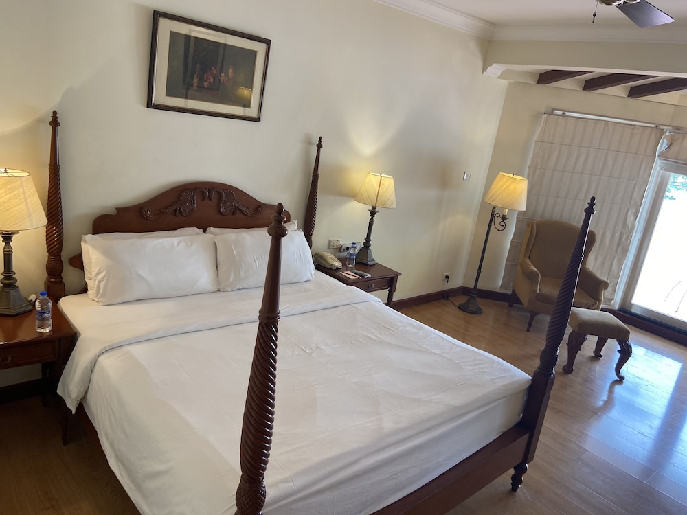 Colonial, King Bed