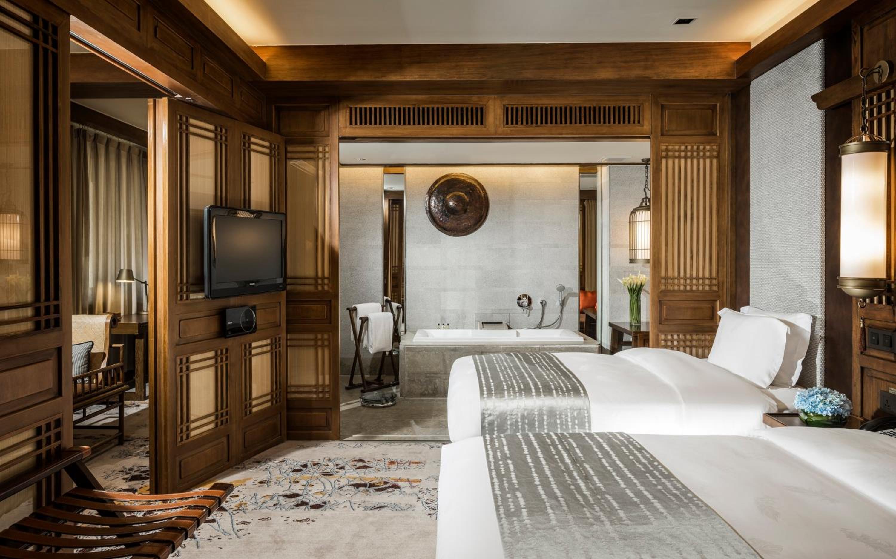 جناح جونيور بسرير فردي مع دخول صالة النادي، INTERCONTINENTAL LIJIANG ANCIENT TOWN RESORT 3/8