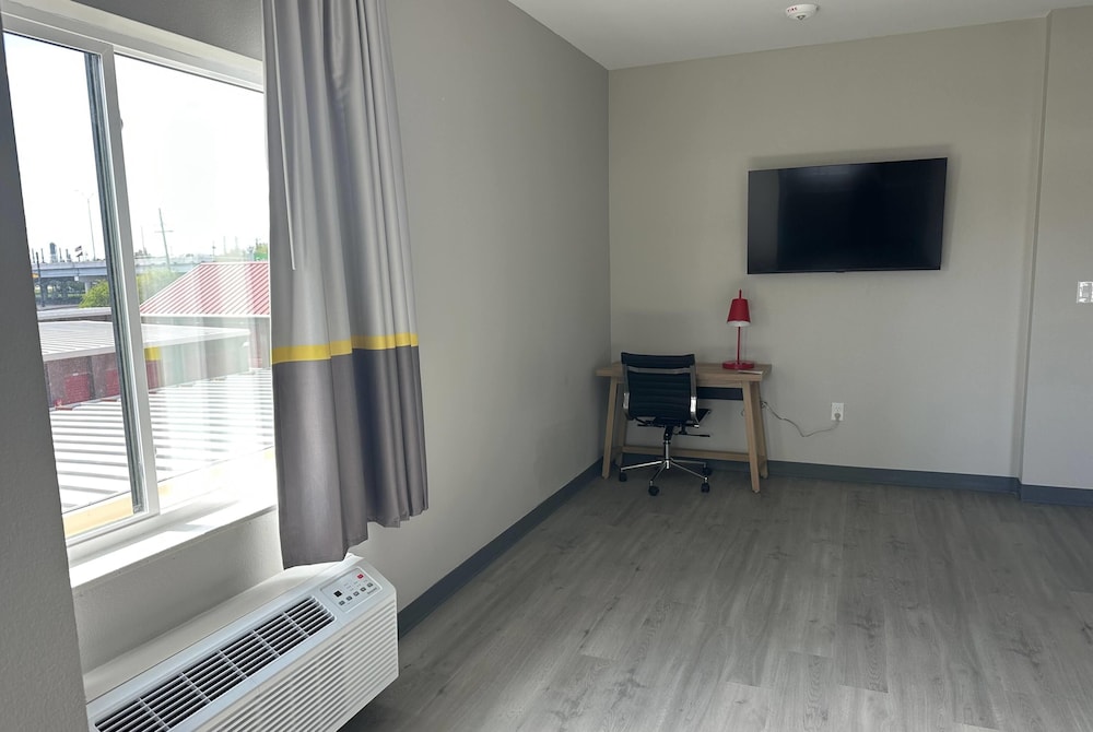 Super 8 by Wyndham Baytown 11/20