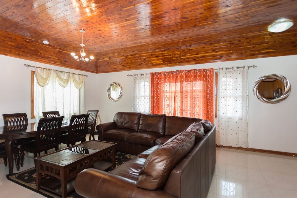 New Kingston Guest Apt At Fairway 9/24