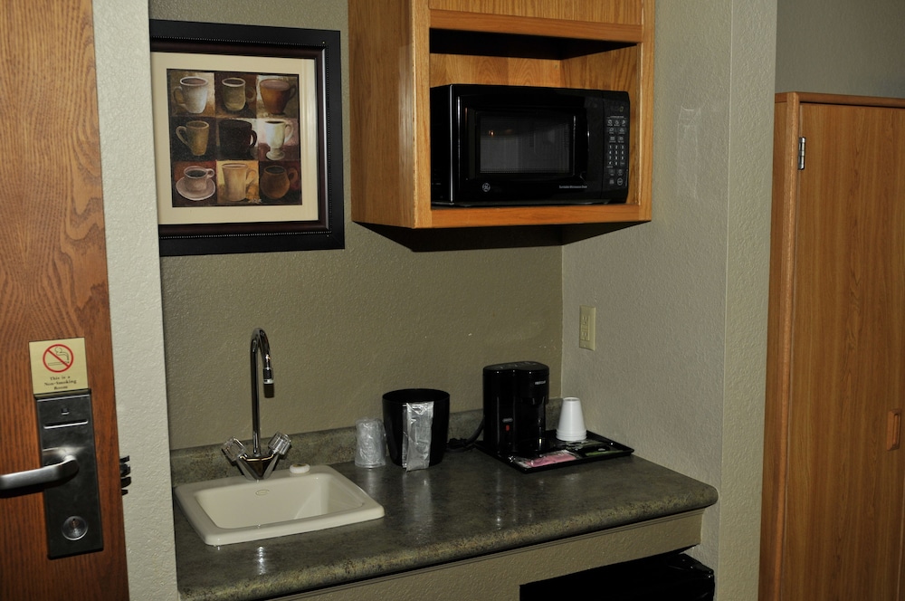 Apple Tree Inn and Suites 24/62