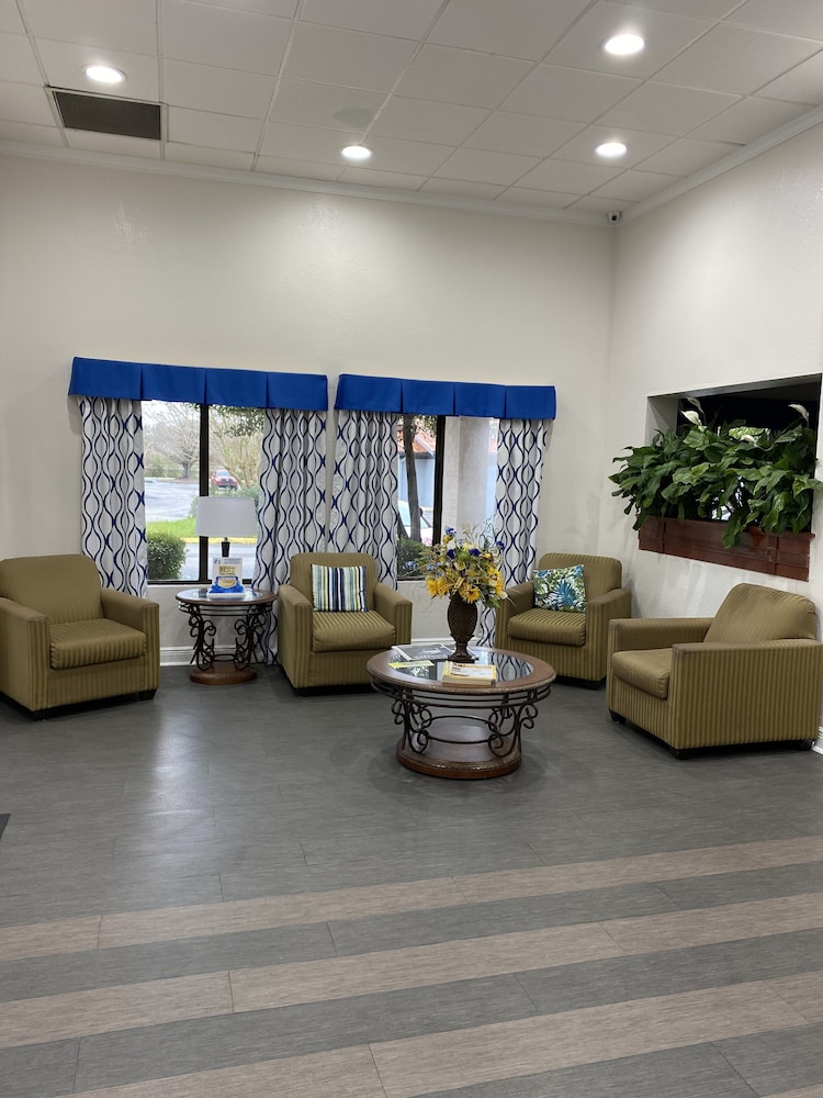 Days Inn & Suites by Wyndham Mobile 26/38