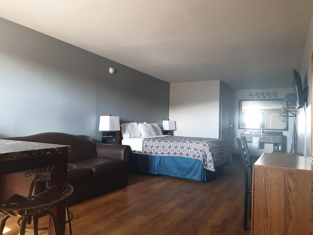 Riata Inn 7/33