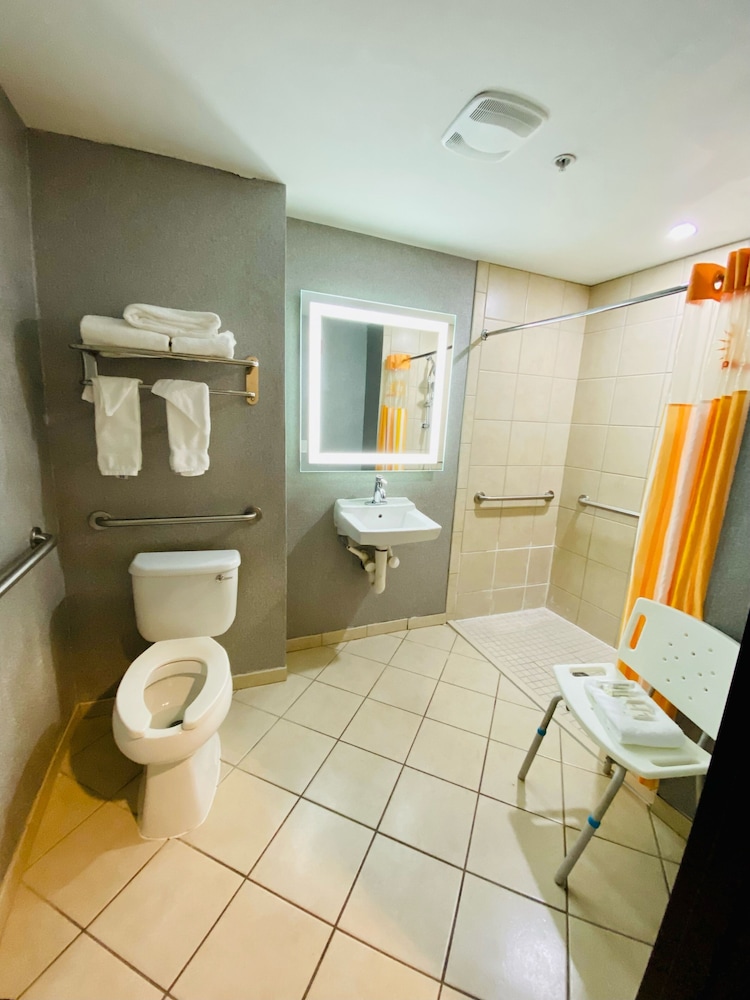 La Quinta Inn And Suites by Wyndham Mt. Laurel - Philadelphia 39/62
