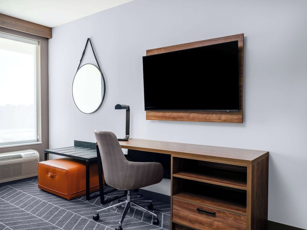 La Quinta Inn and Suites by Wyndham Chelsea 25/35