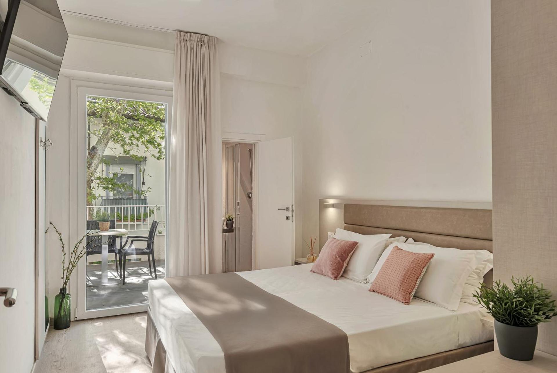 Room, Double Bed, Hotel Lux 2/3