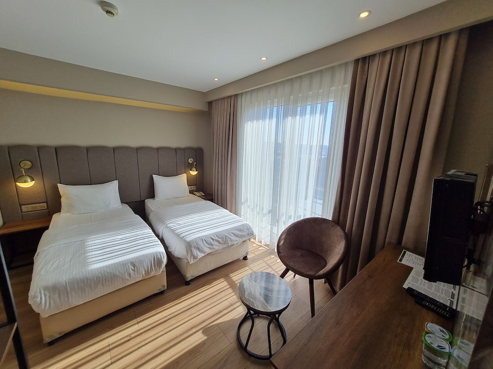 Air Boss Hotel 16/48