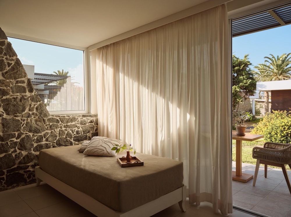 بنغل بريميوم سوبيريور بثلاثة أسرّة بإطلالة على الحديقة مع أريكة، Civitel Creta Beach 2/7
