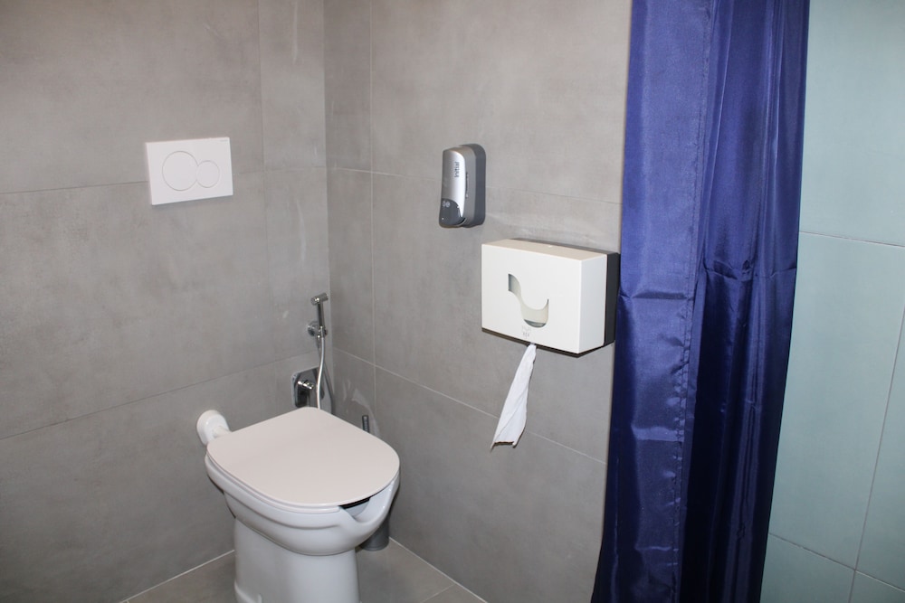 MALE DORM, PRIVATE BATHROOM