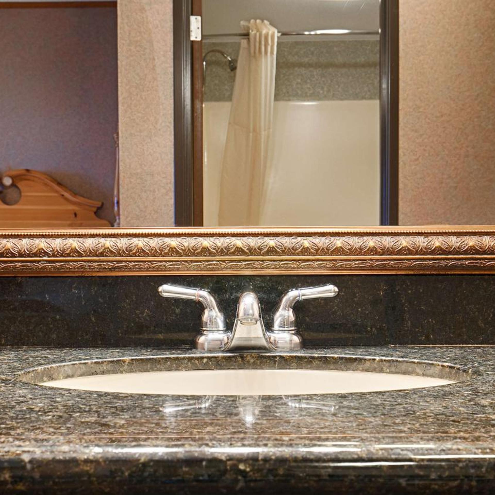 جناح بسرير كوين بإطلالة على البحيرة، Best Western Plus Dockside Waterfront Inn 3/3