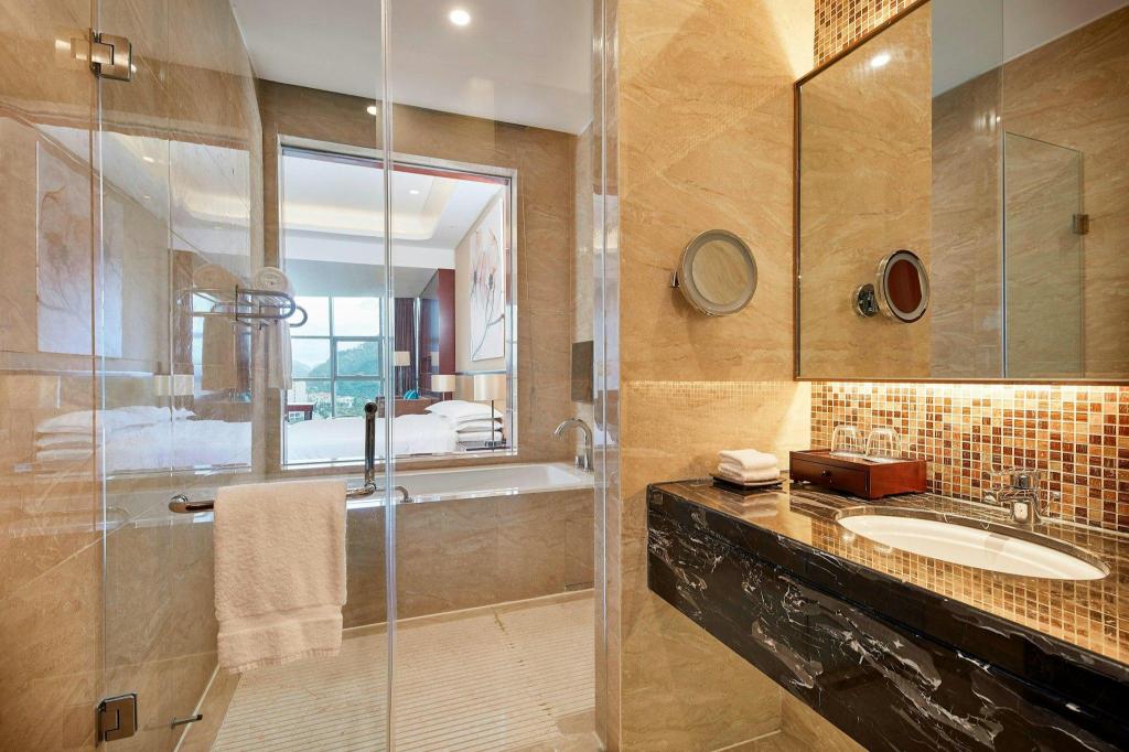 غرفة بزنس ديلوكس كبيرة بسرير كينج بإطلالة على الجبل في طابق مرتفع، Four Points By Sheraton Liupanshui 3/3