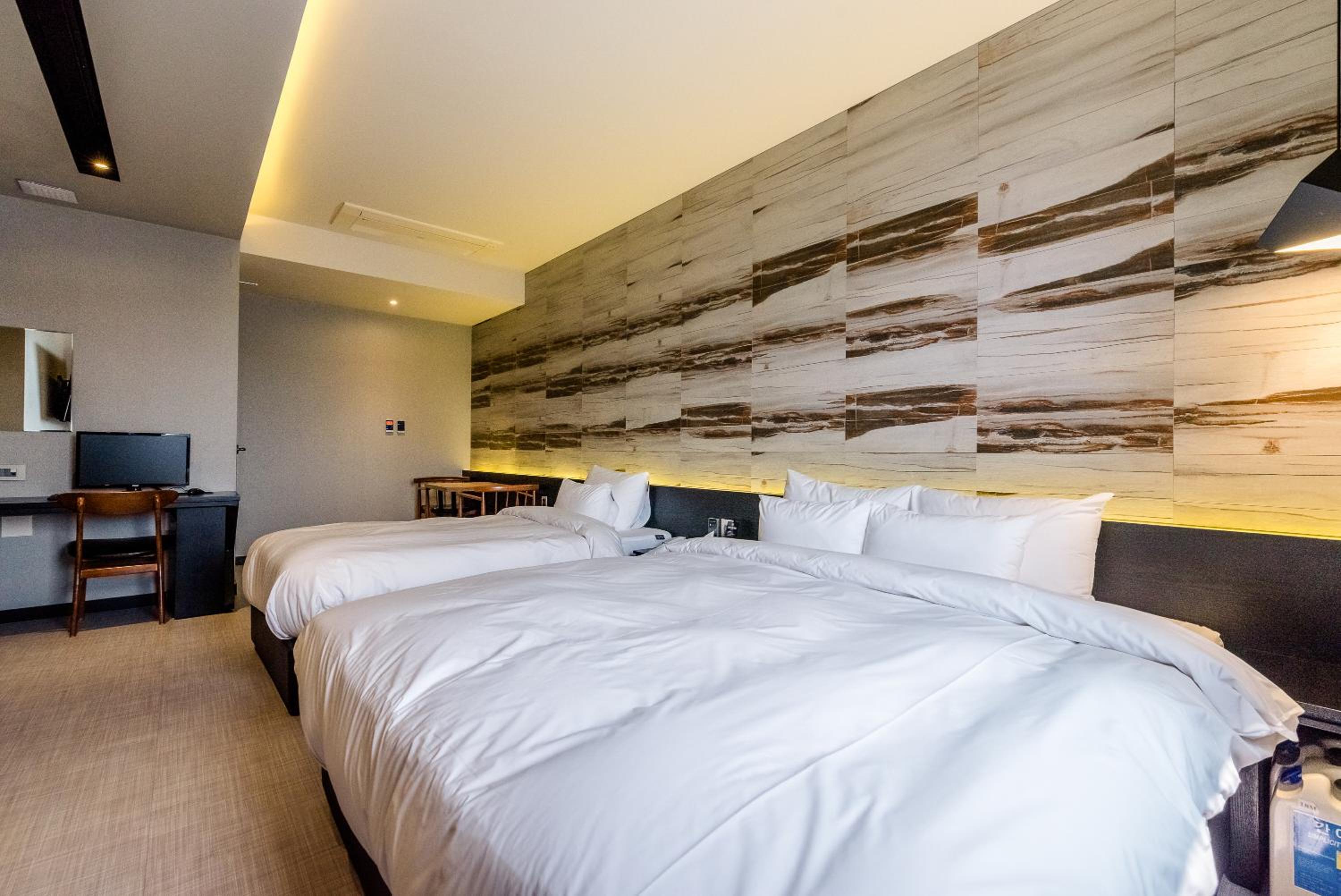 DELUXE, TWIN BEDS, NO PARKING