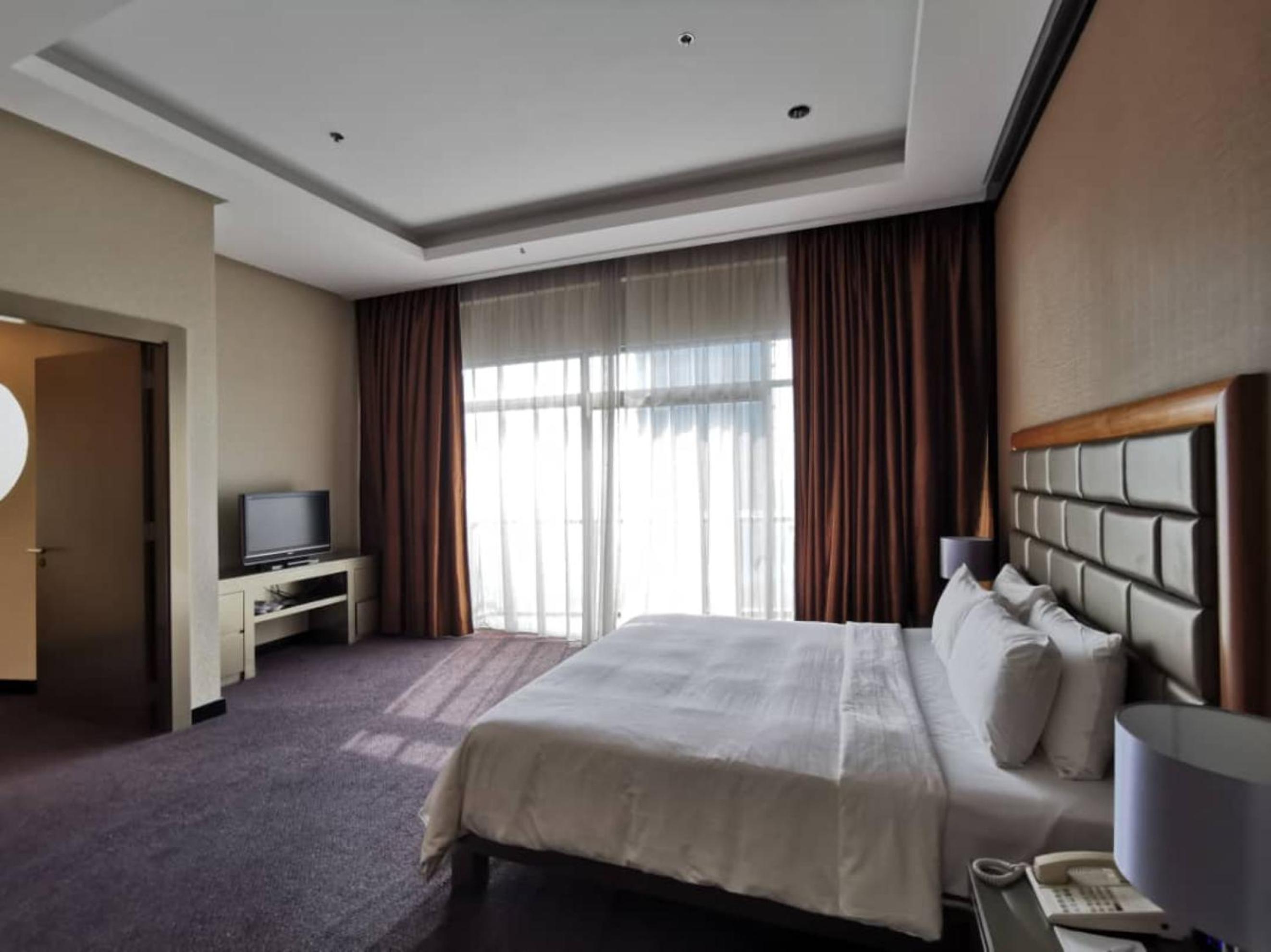 3 Bedrooms, Exclusive, Residence, Suite, Lounge Access