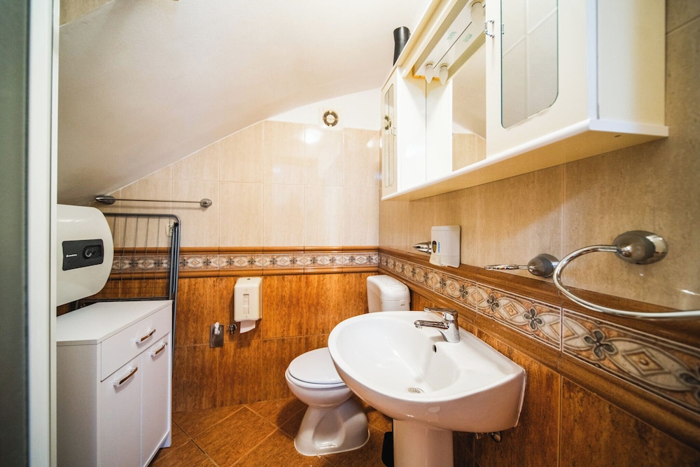 M & J Central Suites 44/50