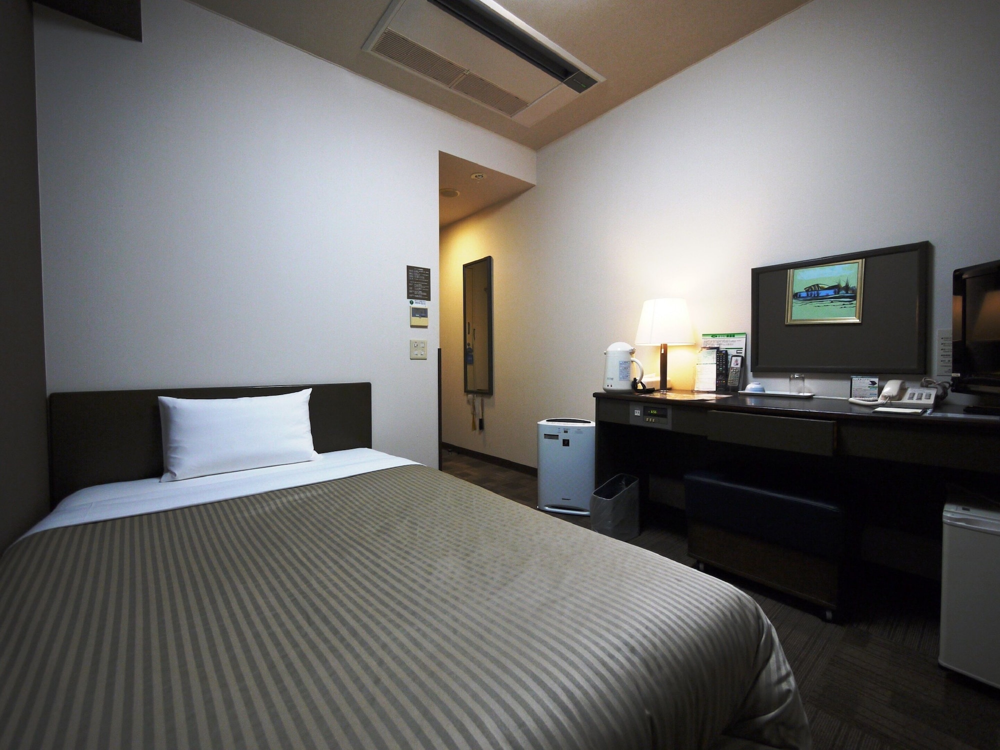 ROOM, SINGLE