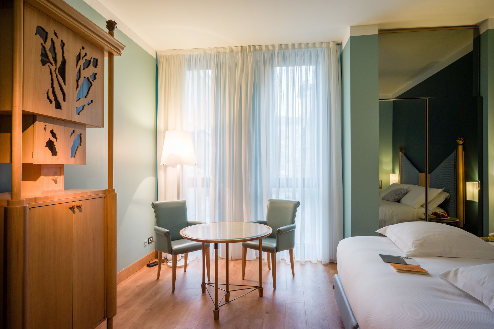DELUXE, DOUBLE OR TWIN BED, TOP FLOOR