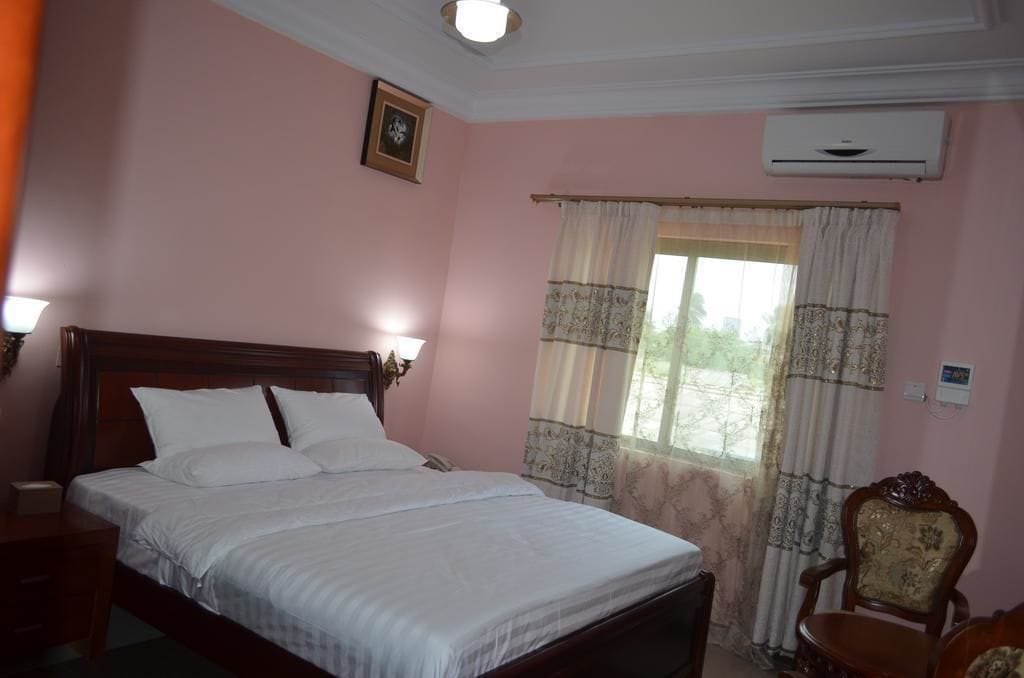 SUITE, QUEEN BED