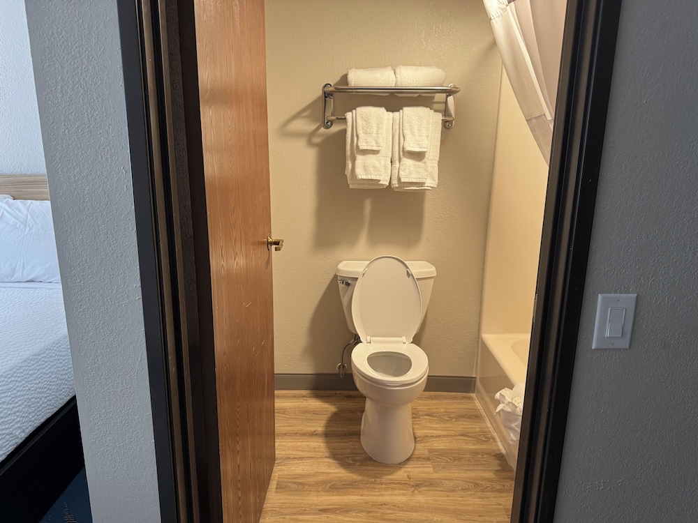 Days Inn Sault Ste Marie MI 17/23
