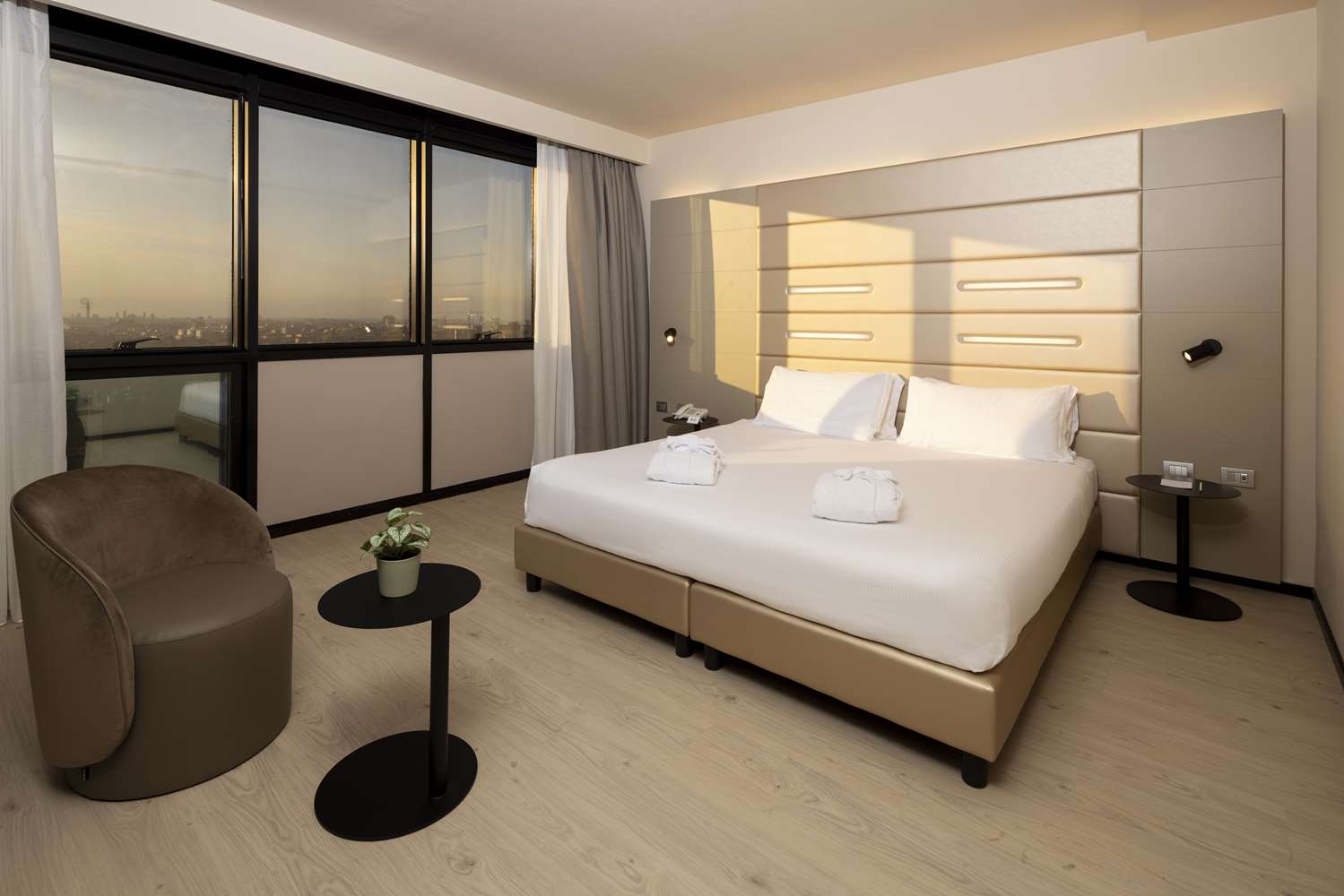 Vip, Junior Suite, King Bed, 2 Bathrooms, Living Area