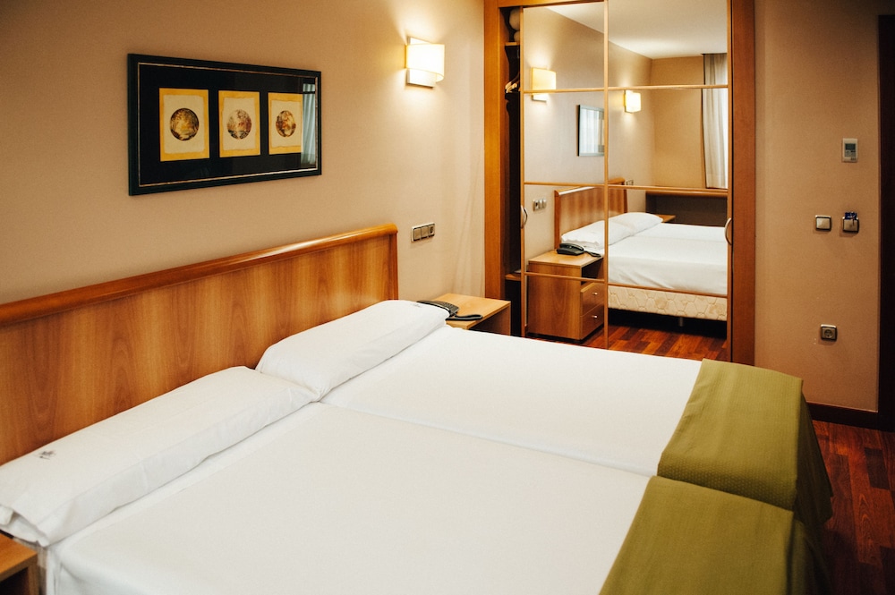 ROOM, DOUBLE BED