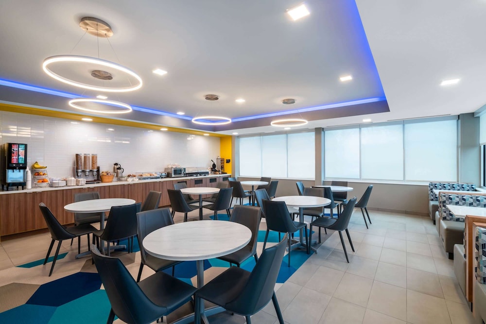 Microtel Inn and Suites by Wyndham Hot Springs 23/29
