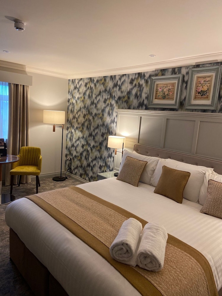CLUB, TWIN BEDS