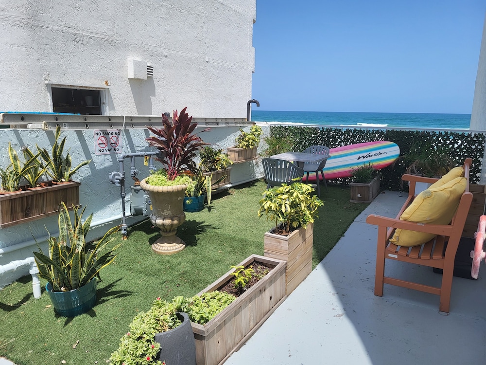 Beachside Hotel 45/60
