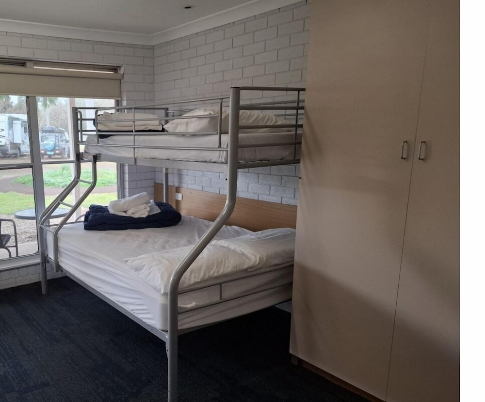 Motel, Queen Bed