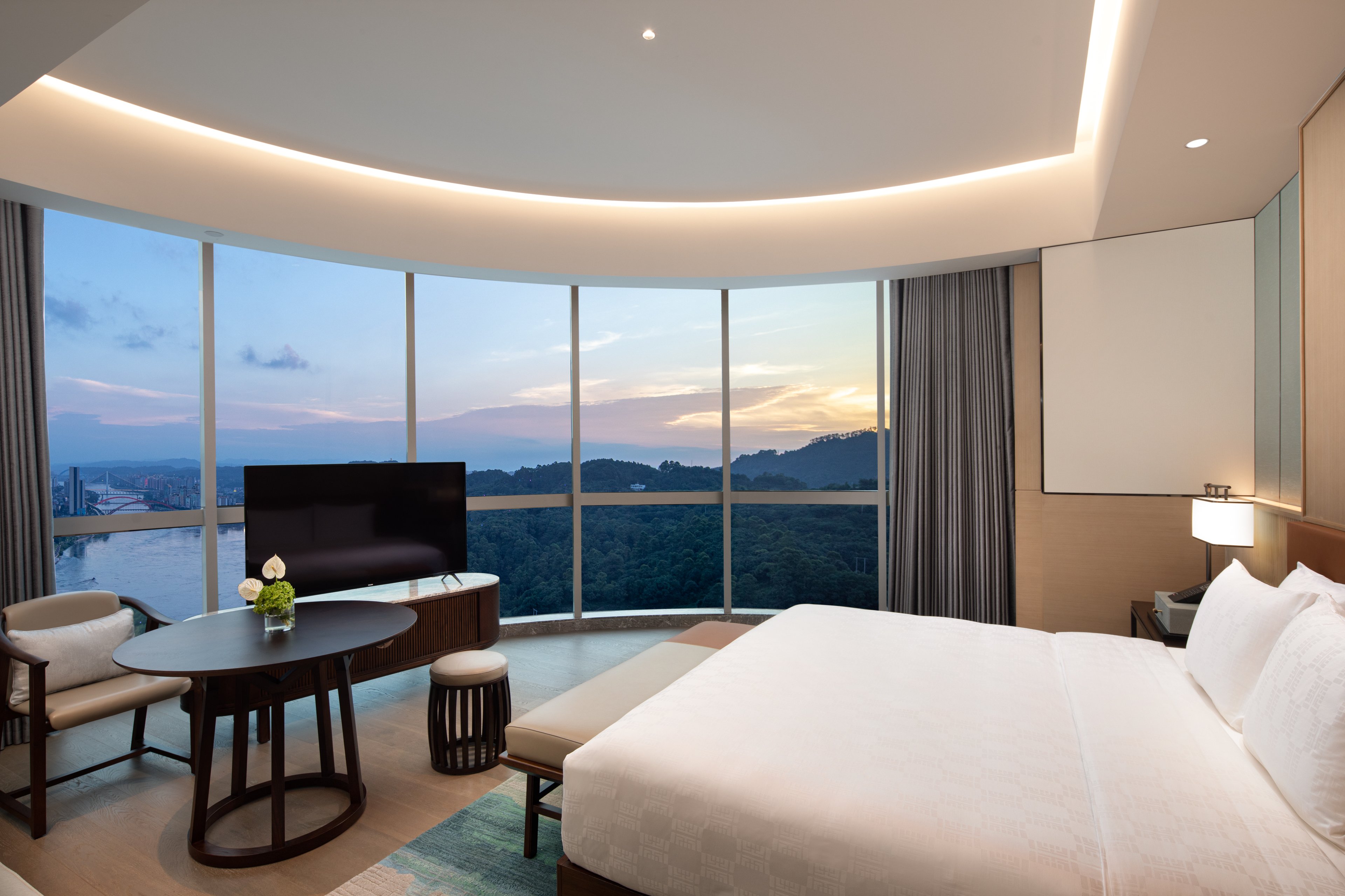 غرفة بريميوم بسرير كينج بإطلالة على النهر مع دخول الصالة