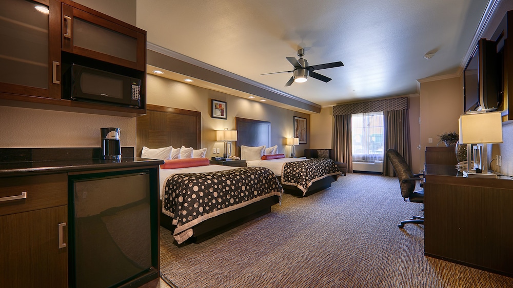 Best Western Premier Crown Chase Inn and Suites 33/70