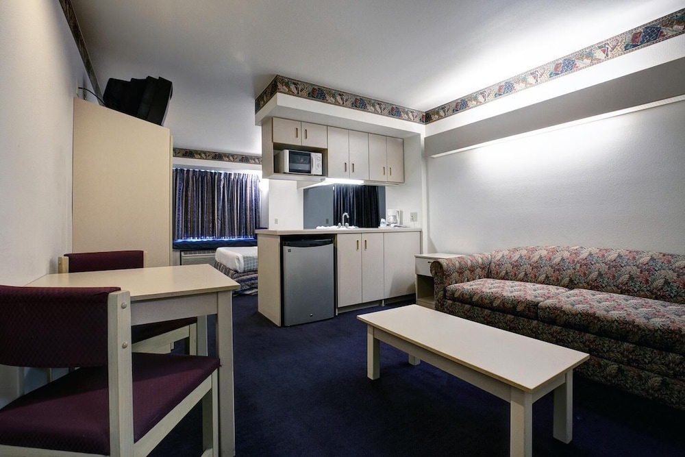 Americas Best Value Inn Suites Racine 21/27