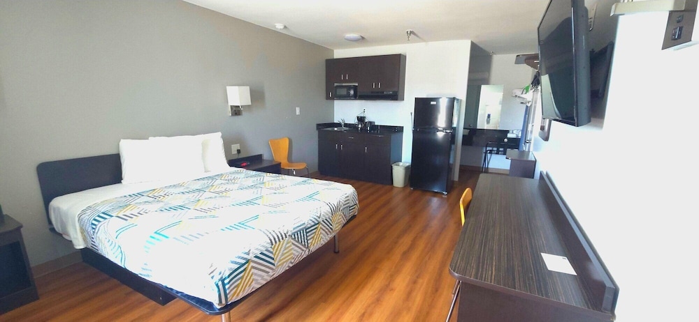 STANDARD, QUEEN BED, KITCHENETTE