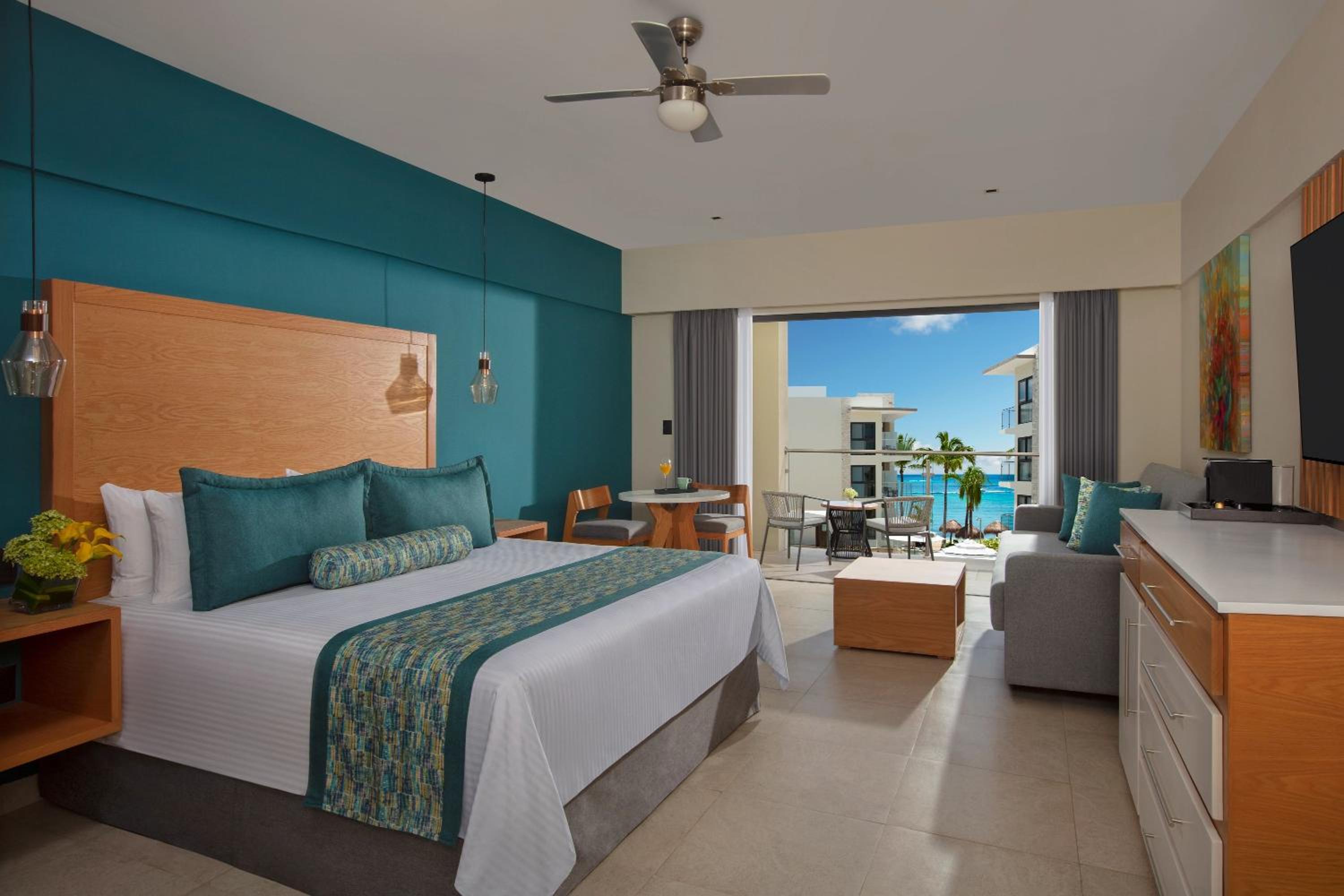Preferred Club, Family Suite, 1 King and 2 Queen Beds
