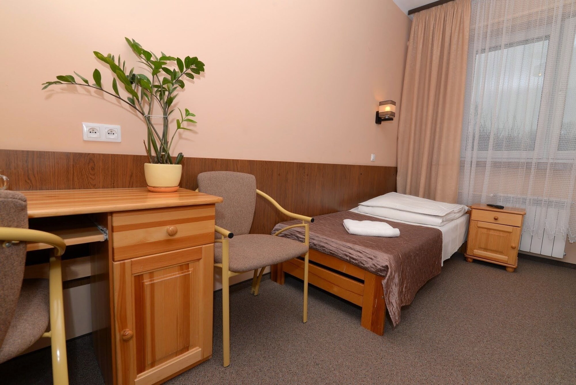ROOM, SINGLE