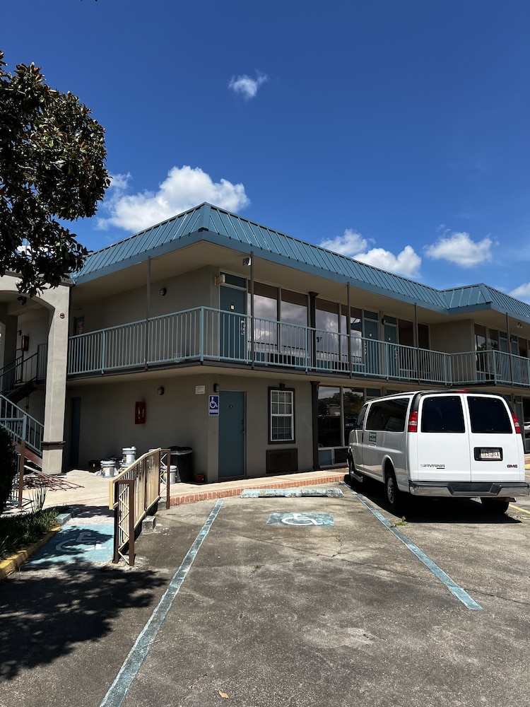 Discovery Inn Lafayette Airport I-10 26/35