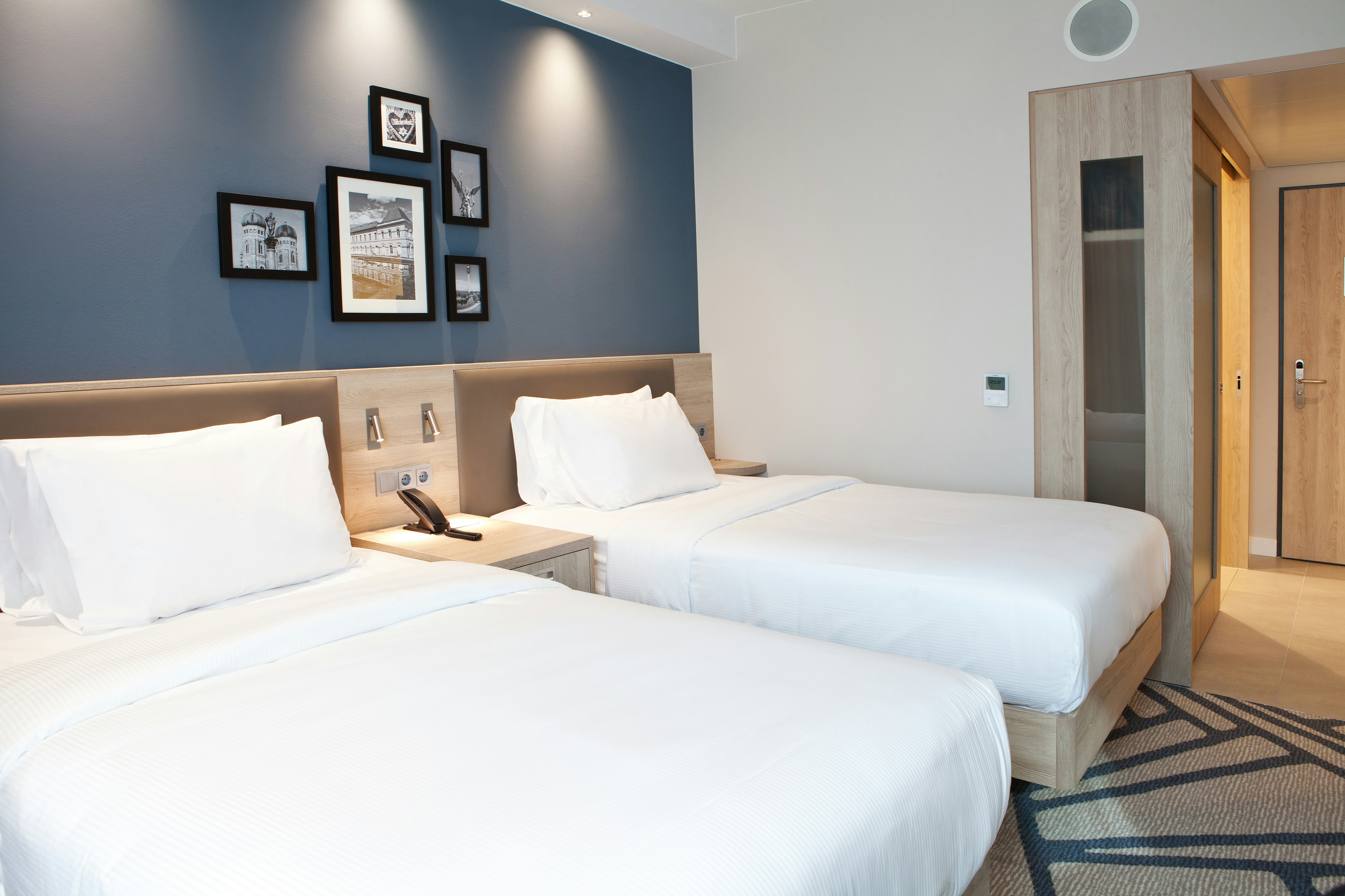 FAMILY, TWIN BEDS