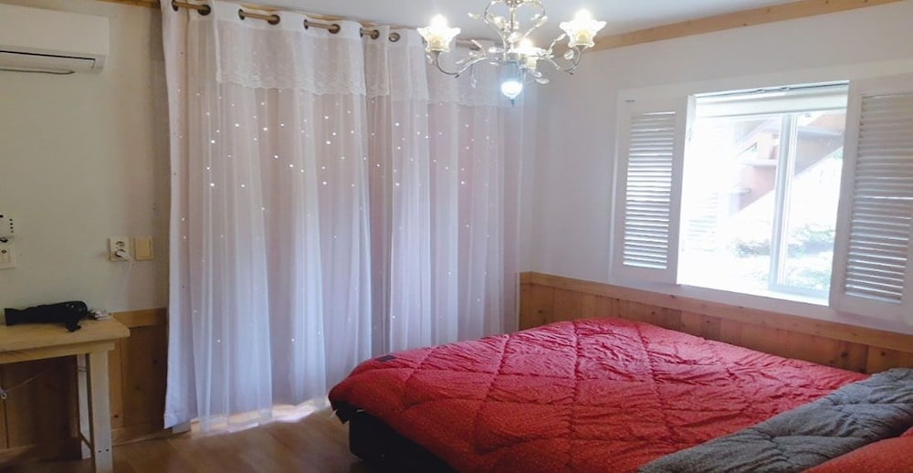 White, Queen Bed