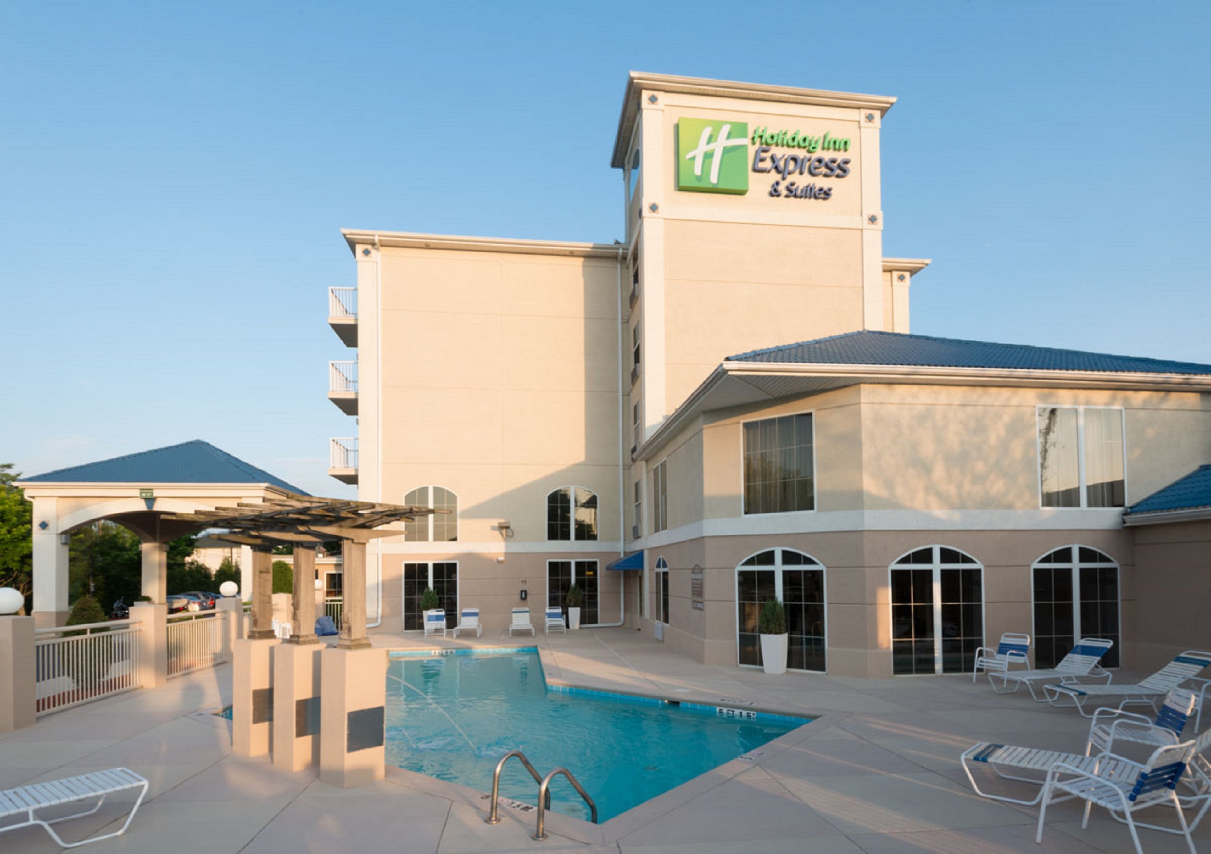 Holiday Inn Express & Suites Asheville SW - Outlet Ctr Area 30/34