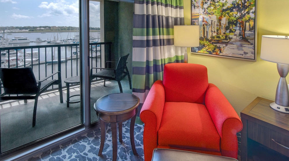 Hilton Garden Inn Charleston Waterfront Downtown 35/77