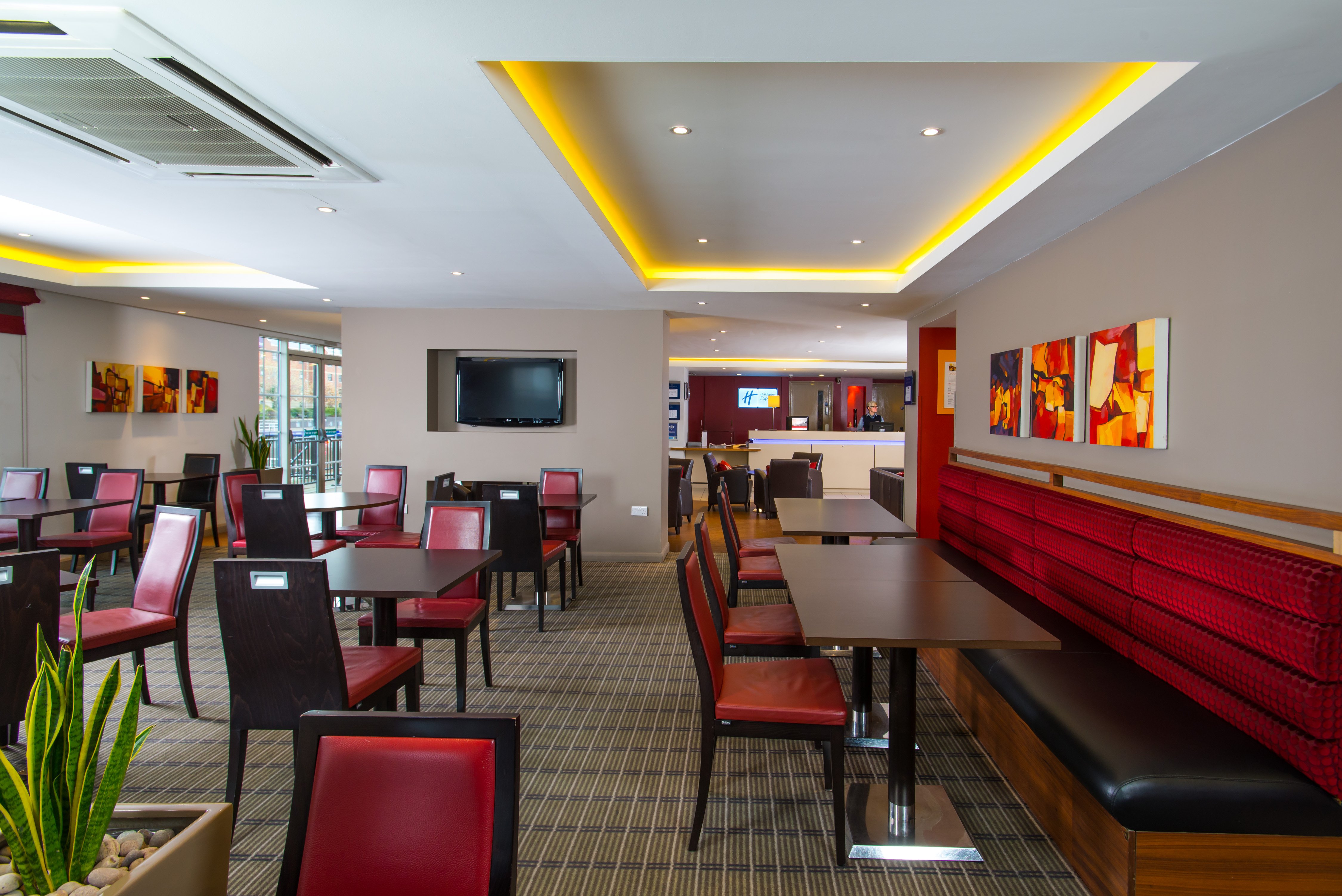 Holiday Inn Express Manchester - Salford Quays 19/27